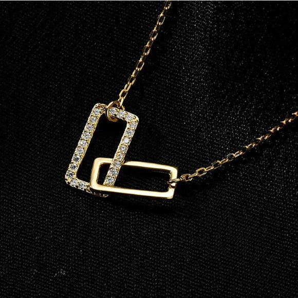 Chic Gold Necklace with Geometric Charm - Picture 2 of 2